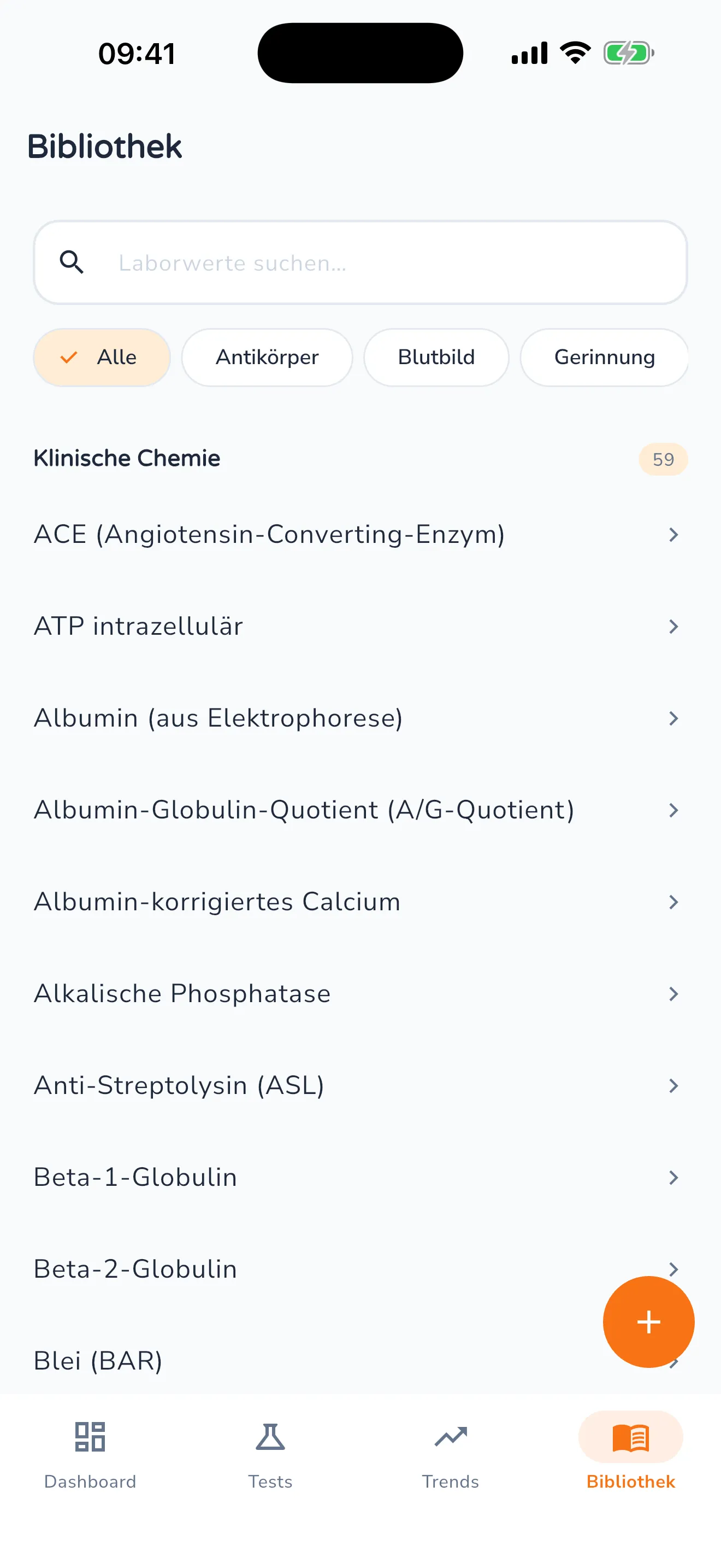 Bibliothek mit Suchfeld, Kategoriefiltern und der alphabetischen Liste der Laborwerte in der Gruppe Klinische Chemie